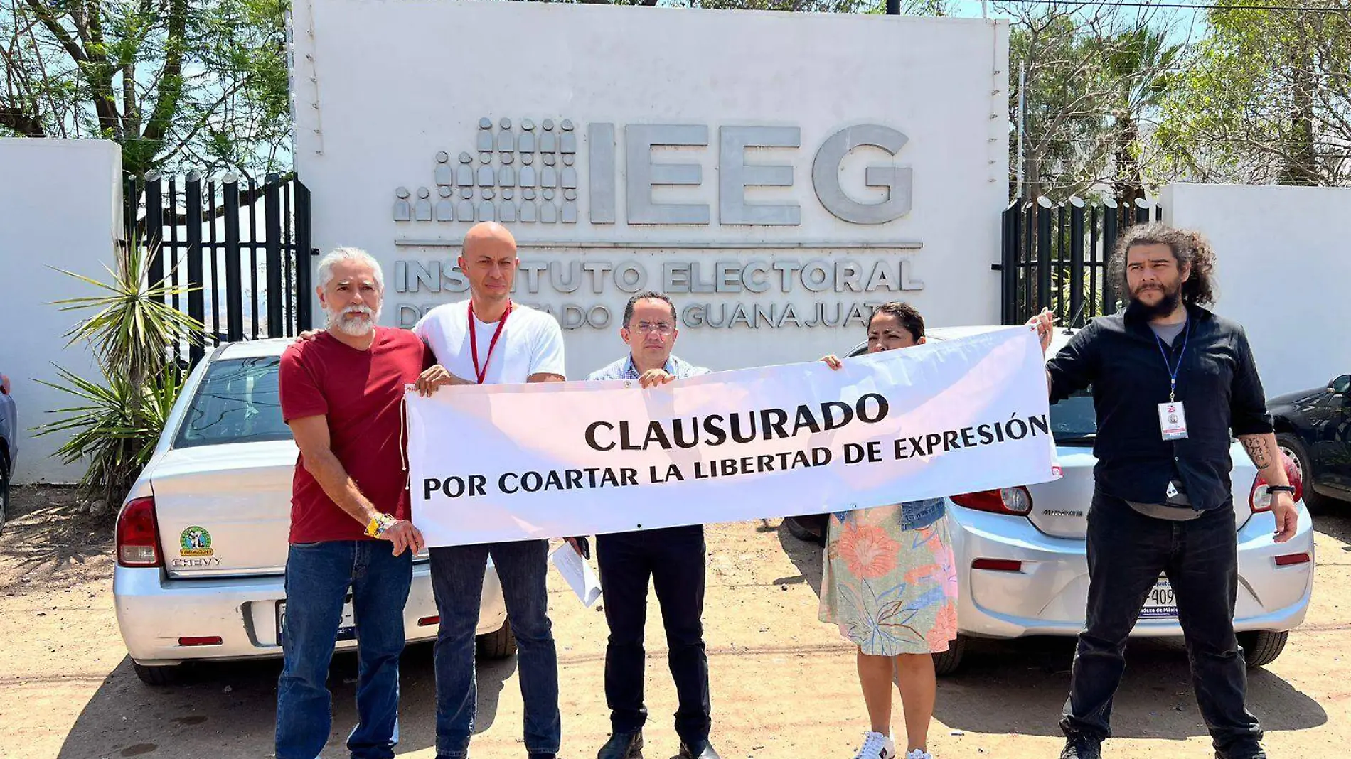 CLAUSURAN SIMBÓLICAMENTE EL IEEG PERIODISTAS DEL ESTADO